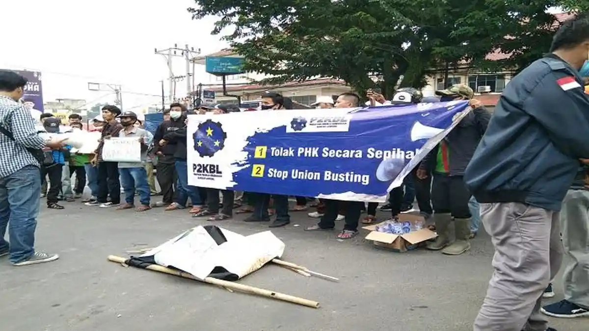 Petugas Kebersihan Demo di Lampung, Tolak PHK dan Minta Gajinya Dibayar