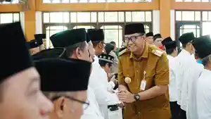 Bupati-Klaten-Hamenang-Wajar-Ismoyo-menyalami-pengurus-Masjid-Agung-Al-Aqsha.jpg