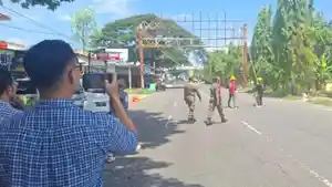 petugas-gabungan-merobohkan-papan-reklame-raksasa-di-Jalan-Soekarno-Hatta-Ponorogo.jpg