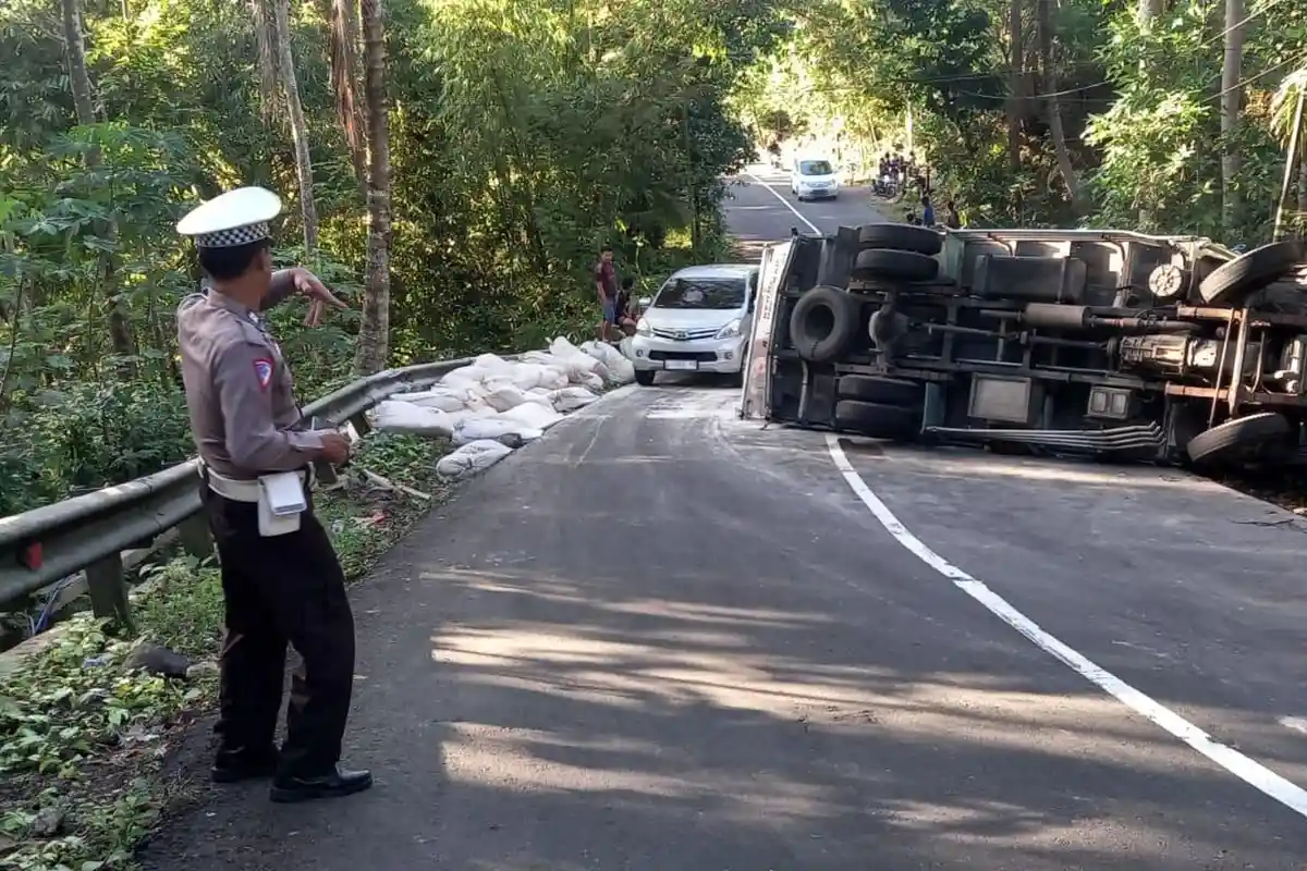 Truk di Pacitan Terguling Tak Kuat Nanjak Gegara Ikuti Google Maps, Muatan Serbuk Kayu Berceceran
