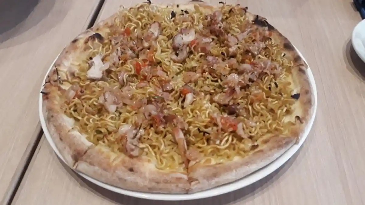 Jajal Pizza Napoli Bertopping Mie Goreng Sambal Matah