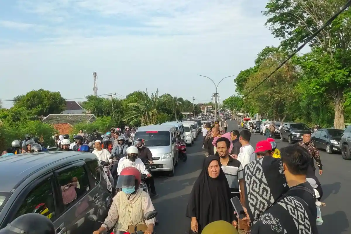BREAKING NEWS- Sidang Pemeriksaan Setempat Kasus Vina Cirebon Picu Kemacetan di Jembatan Talun