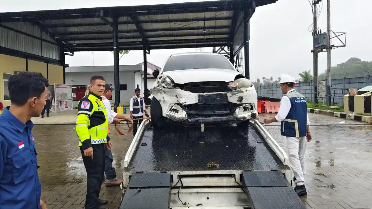 Ban Slip Akibat Jalan Licin, Mobil Mahasiswi Tabrak Guardrail Tol Padang-Sicincin