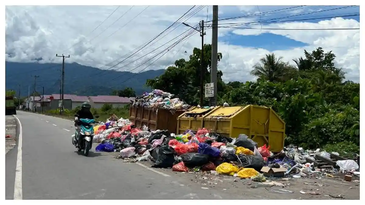 Jorok dan Bau, Sampah Menumpuk di Jalan Masuk Perumahan PNS Palopo