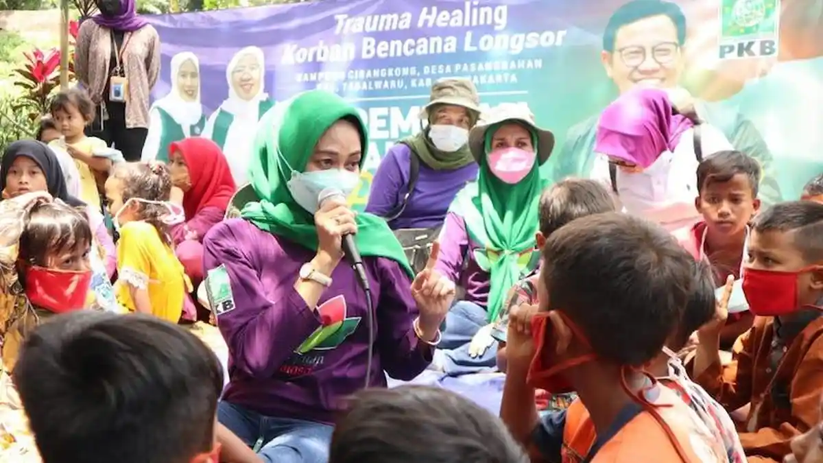 Rustini Muhaimin Mewarnai Bersama Korban Pergeseran Tanah di Purwakarta