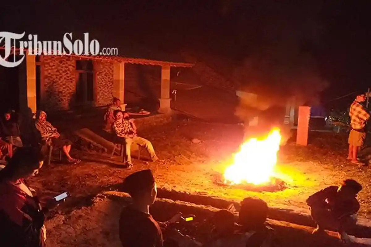 Merapi Erupsi : Para Lelaki di Desa Tlogolele Boyolali Begadang di Jalanan, Siaga Merapi Batuk Lagi