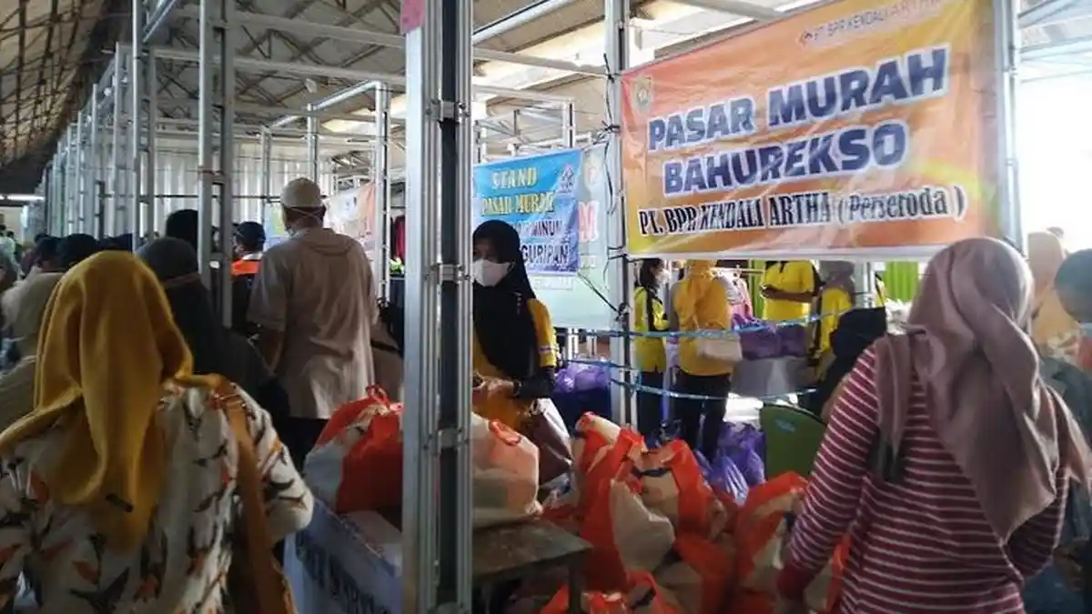 Masyarakat Kendal Antusias Berburu Sembako Murah Jelang Ramadan