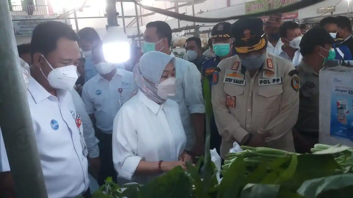 Deputi Gubernur BI Beli Sayur di Pasar Digital Labuan Bajo