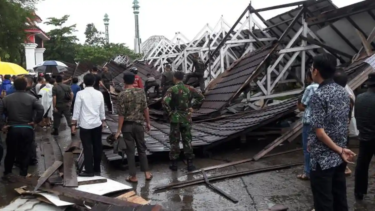 Kanopi Rubuh Terkena Angin, Seorang Anggota Satpol PP Tewas Tertimpa