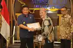 HD-dapat-gelar-adat-janang.jpg