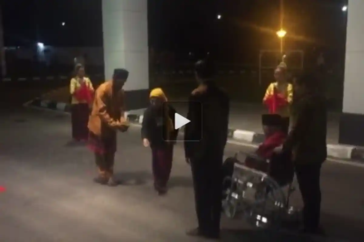 Jokowi Ingin Lebih Dekat dengan Warga, Tenda Pun Digeser Ratusan Meter