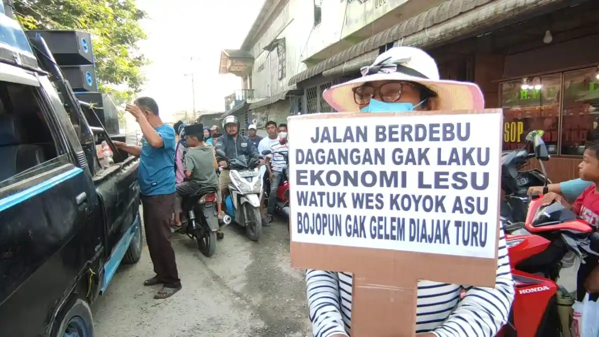 BLOKADE Jalan Syech Silau Air Joman, Ibu-ibu Ngeluh Tak Bisa Jualan, : Dagangan Dimakan Abu