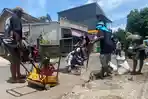 APBD Minim, Warga Pujer Bondowoso Swadaya Tambal Sulam Jalan Berlubang