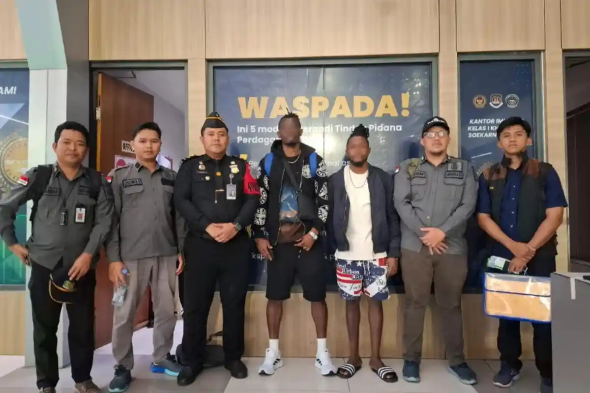 Main Bola Tarkam di Bangka Selatan, Dua WNA asal Ghana dan Kamerun Dideportasi ke Negara Asal