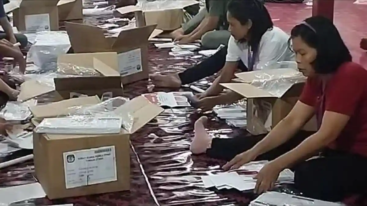 Surat Suara Tiba di Gudang KPU Toraja Utara, Langsung Dilipat
