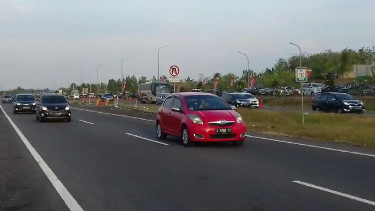 Klakson Telolet Bus dan Lambaian Tangan Pengemudi kepada Polantas di Tol Cipali saat One Way