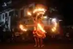 Aksi Fire Dance di Gianyar