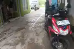 TKP-pengendara-terkapar-setelah-menabrak-jendela-rumah-warga-DI-JALAN-RAWASARI.jpg