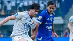 Aksi-duel-pemain-Persib-Bandung-Adam-Alis-dengan-pemain-Persijap.jpg