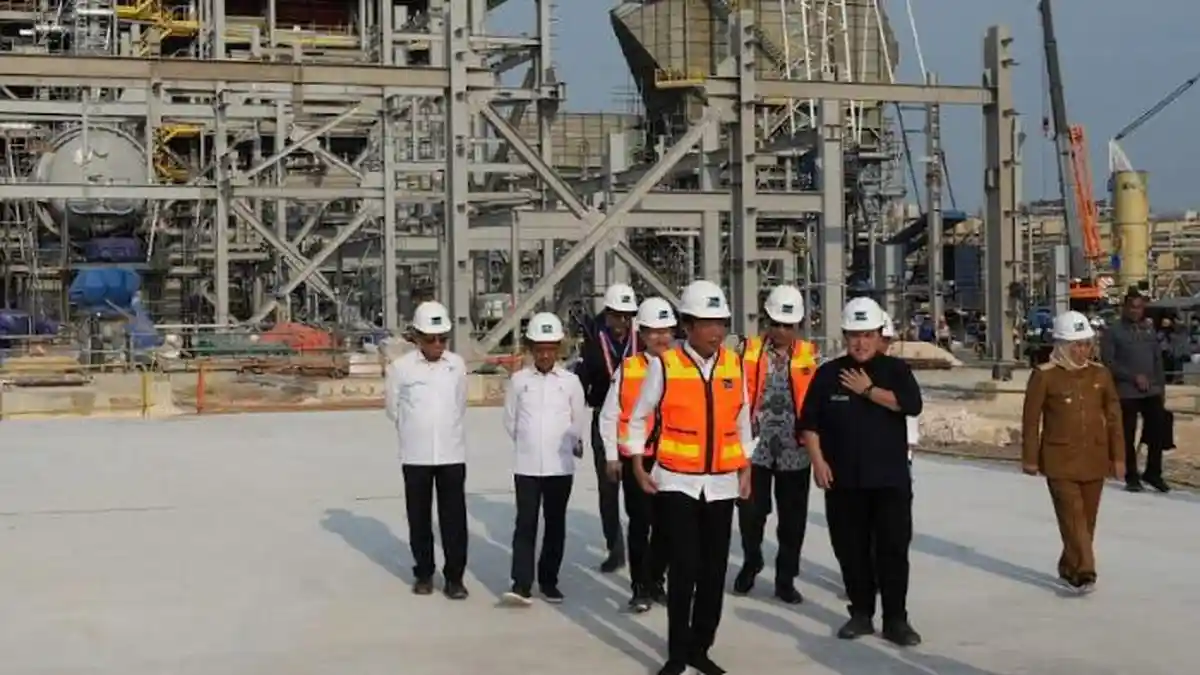 Presiden Jokowi Tinjau Proyek Smelter Gresik, Berharap Bisa Mendorong Industri Mobil Listrik