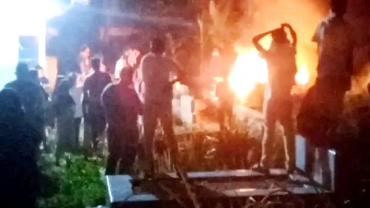 VIRAL, Warga Sidimpuan Kabarnya Bongkar dan Bakar Makam Pasien Covid-19