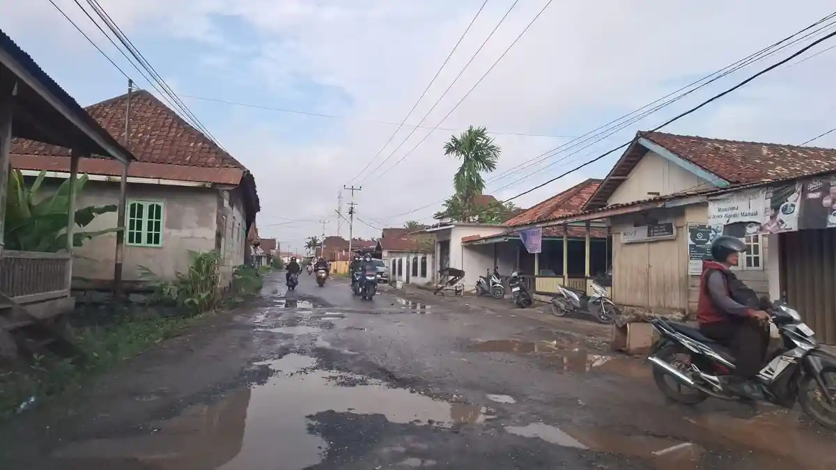 Jalan Kelurahan di Sebrang Kota Jambi Hancur,  Warga Ancam Blokir Jalan