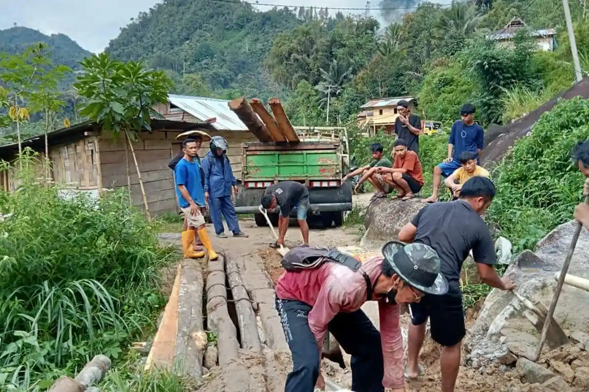 Update  Jalan Amblas di Bambang, Bupati Mamasa Welem Sambolangi : Segera Dikerja Permanen