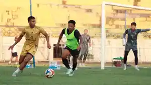 Pemain-Madura-United-U20-berebut-bola-dengan-tim-senior-saat-latihan-bersama.jpg