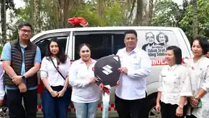 Keluarga-besar-Sabam-Sirait-Sondang-Sidabutar_penyerahan-ambulans_.jpg