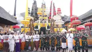 Pangdam-IXUdayana-Mayjen-TNI-Piek-Budyakto-mengunjungi-Pura-Besakih.jpg