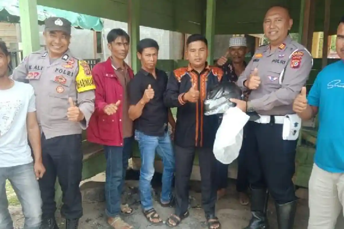 Petugas Satlantas Polres Gayo Lues Saweu Gampong Berikan Helm Gratis