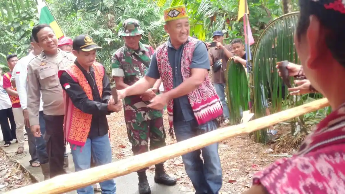 Gawai Dayak Silat Hulu, Camat Imbau Jaga Keamanan Sebagai Ajang Perkuat Silaturahmi - Tribunpontianak.co.id