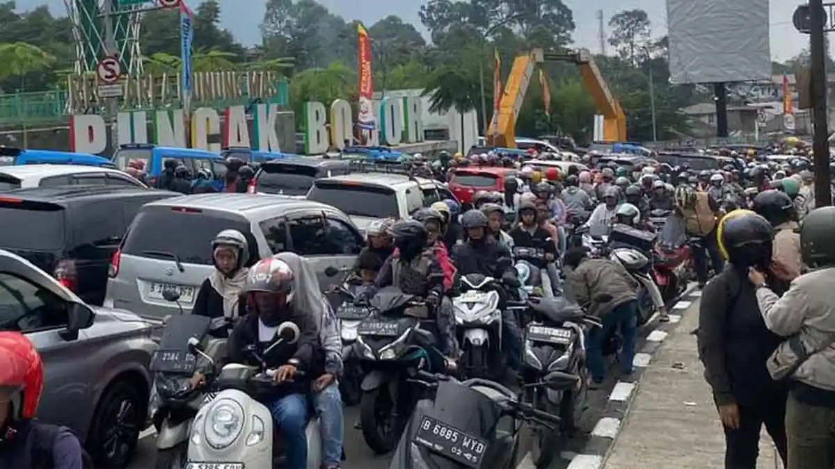 Dipadati Wisatawan, Arus di Jalan Raya Puncak Bogor Kembali Macet, One Way Diberlakukan