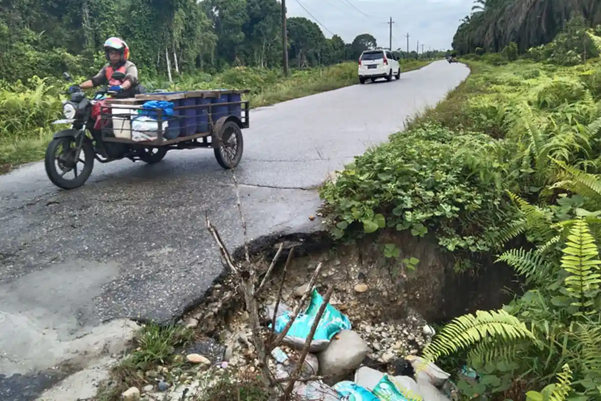 Jalan Provinsi di Kawasan Kampung Baru, Singkil Utara Berlubang