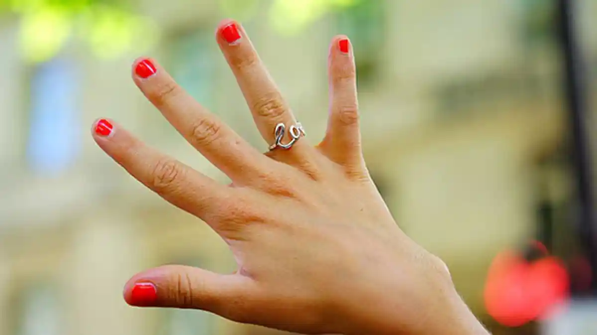 Membaca Karakter Seseorang dari Panjang Jari Tengah - Nomor 3 Susah Banget Move On-nya!