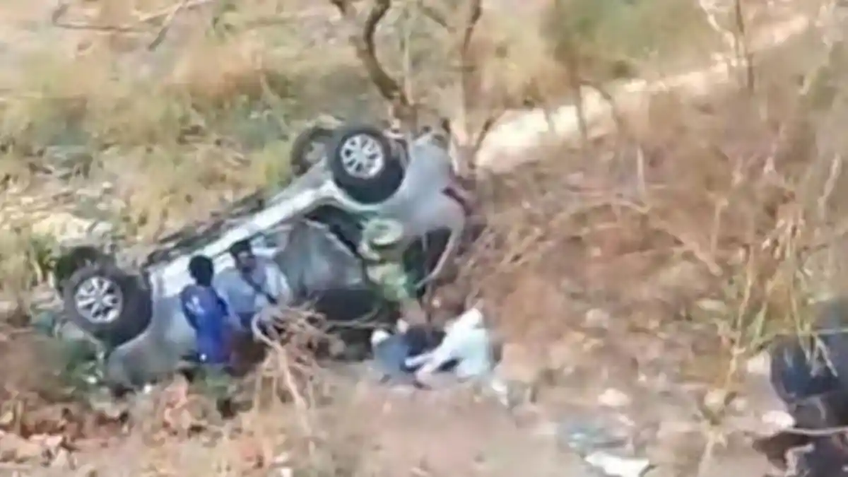 Toyota Avanza Terperosok ke Jurang di Jalan Gondang-Sekar Bojonegoro, Sopir dan Penumpang Luka-luka