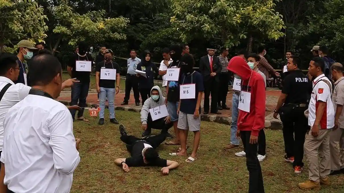 Saat Korban Duel Ala Gladiator Tersungkur, Penonton Malah Meneriakinya Begini