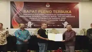 Penyerahan-berita-acara-kepada-penghubung-ataupun-bakal-calon-anggota-DPD-oleh-KPU-NTT.jpg