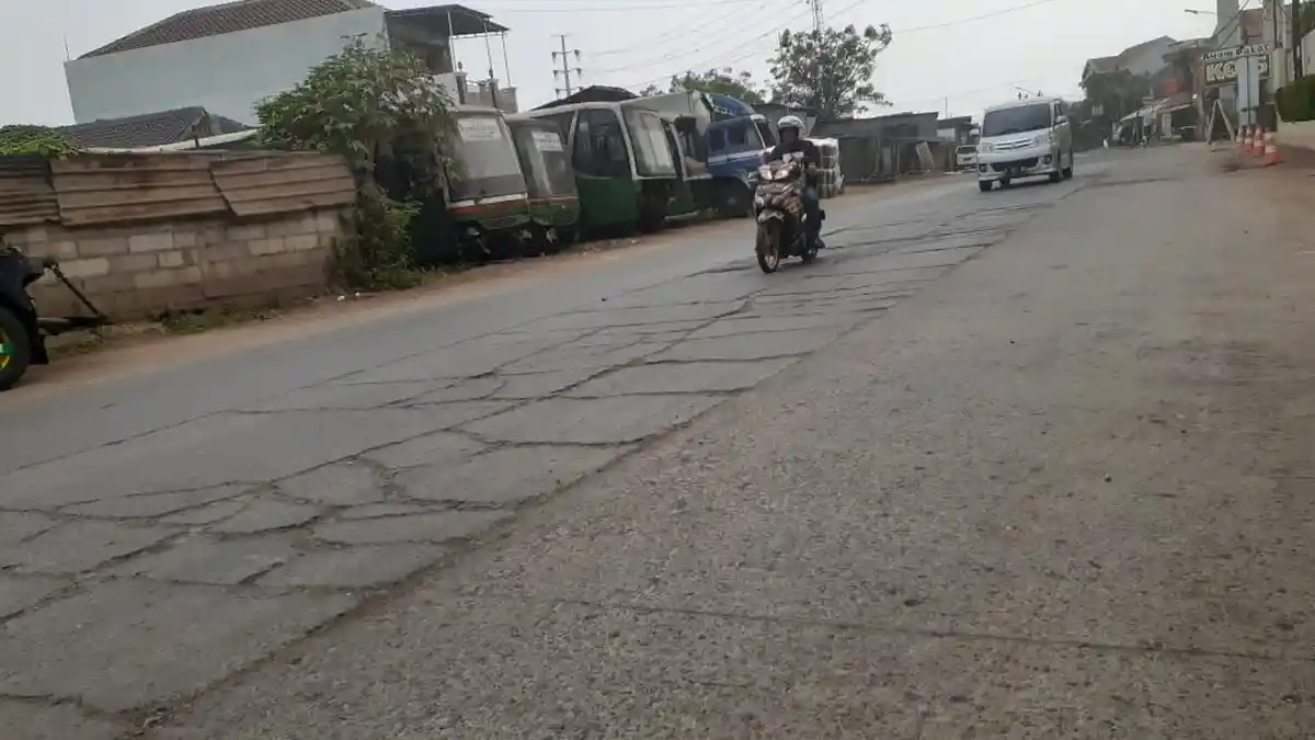 Warga Tangerang Pertanyakan Kapan Pemerintah Perbaiki Jalan yang Bobrok