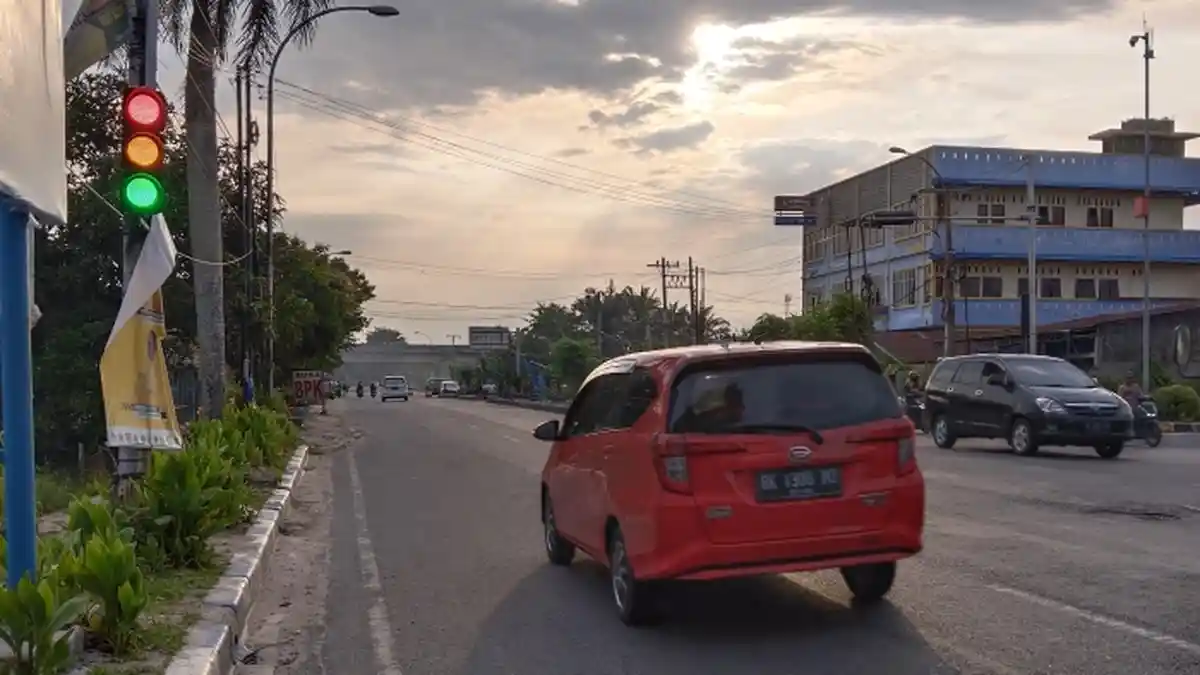 Tiga Warna Lampu Lalu Lintas Menyala Semua Bikin Bingung Pengendara di Lubukpakam