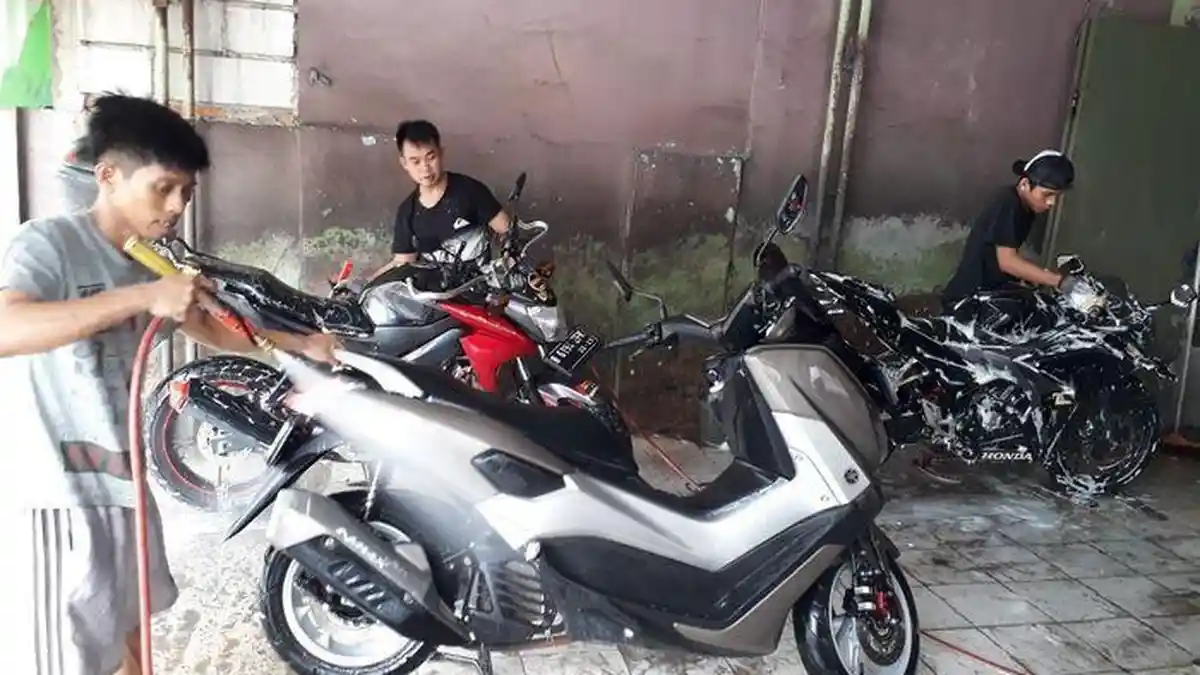 Hindari Cuci Motor Saat Mesin Panas, Ini Bahayanya