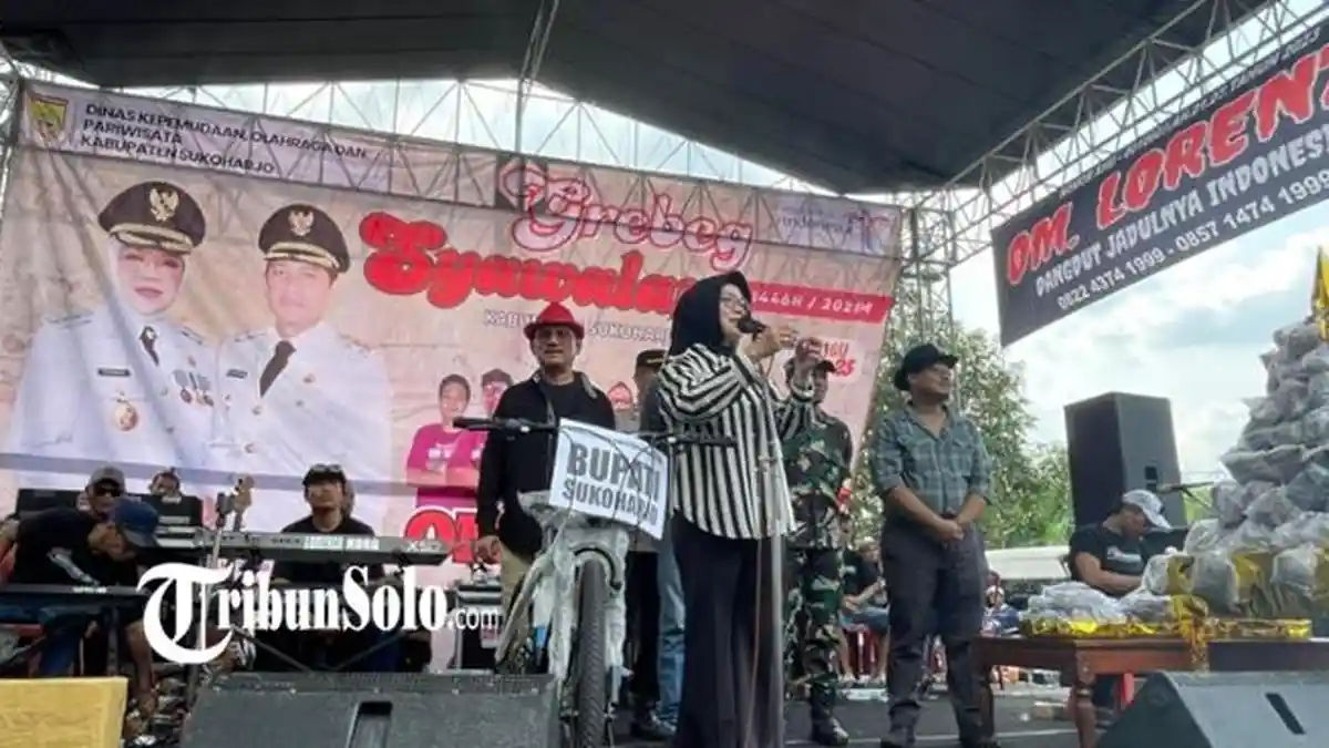 Momen Bupati Sukoharjo Etik Suryani Hadiri Grebeg Syawal di Bendosari, Warga Kenakan Pakaian Jadul