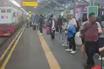Penumpang-saat-naik-KA-dari-Stasiun-Gubeng-Surabaya27890.jpg