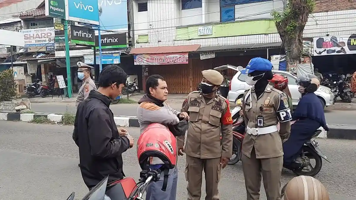 Saat Kena Razia Masker di Depan Pasar Johar Karawang Banyak Pengendara yang Cengengesan