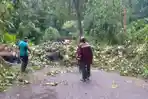 EVAKUASI-POHON-TUMBANG-Petugas-BPBD-dibantu-relawan-mengevakuasi-pohon.jpg