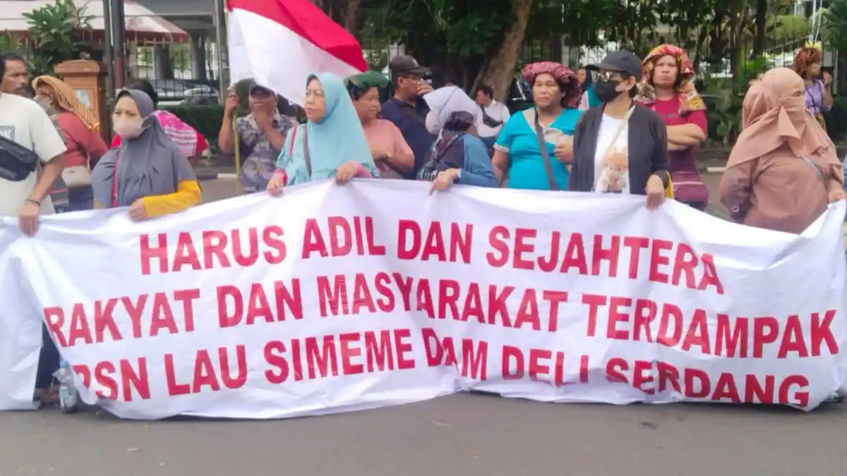 Berangkat Naik Bus, Warga Deli Serdang Tuntut Ganti Rugi Bendungan Lau Simeme Depan Istana Presiden