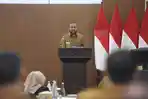 Plt-Wali-Kota-Batu-Heli-Suyanto-menyampaikan-jawaban.jpg