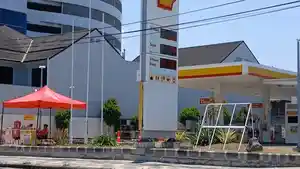 SPBU-Shell-di-Surabaya-tampak-sepi-dan-tidak-melayani-pengisian-BBM.jpg