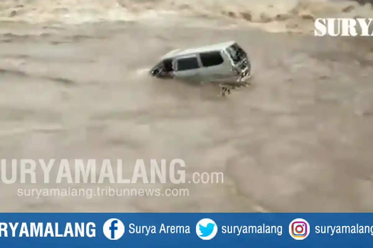 Mobil Nyemplung dan Terseret Arus Sungai Brantas, Ternyata Ini Penyebabnya . . .