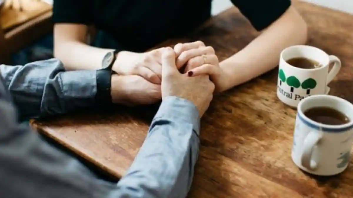 Sudah Satu Tahun Pacaran dengan Berondong, Wanita Kaya Ini Baru Tahu Pasangannya Itu Bukan Pria